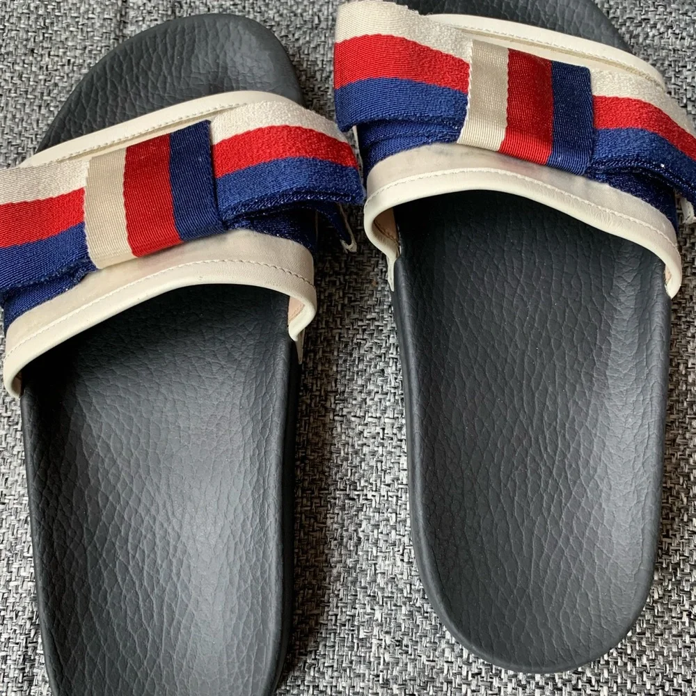 Gucci slides that have lots of life still. Needs a little cleaning. - Picture 1 of 7